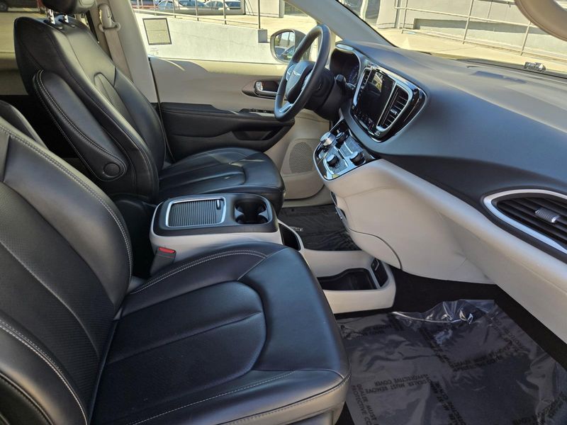 Used 2023 Chrysler Pacifica Touring L FWD