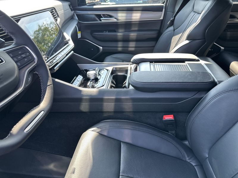 2025 Jeep Wagoneer Overland 4x4Image 27