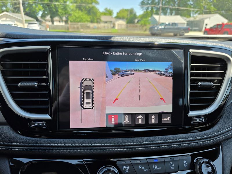 New 2025 Chrysler Pacifica SelectImage 23