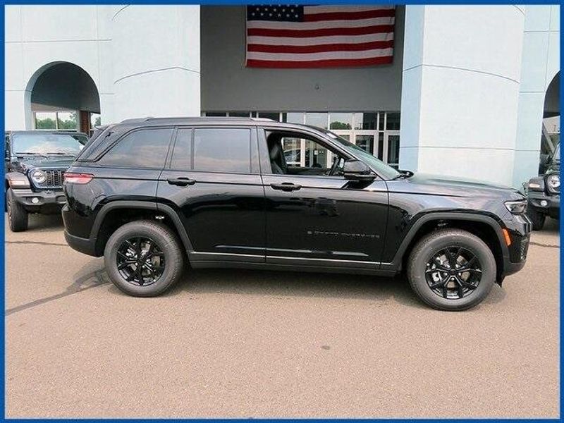 2025 Jeep Grand Cherokee Image 2