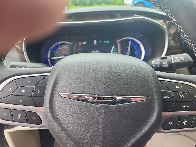 Used 2023 Chrysler Pacifica Hybrid LimitedImage 4