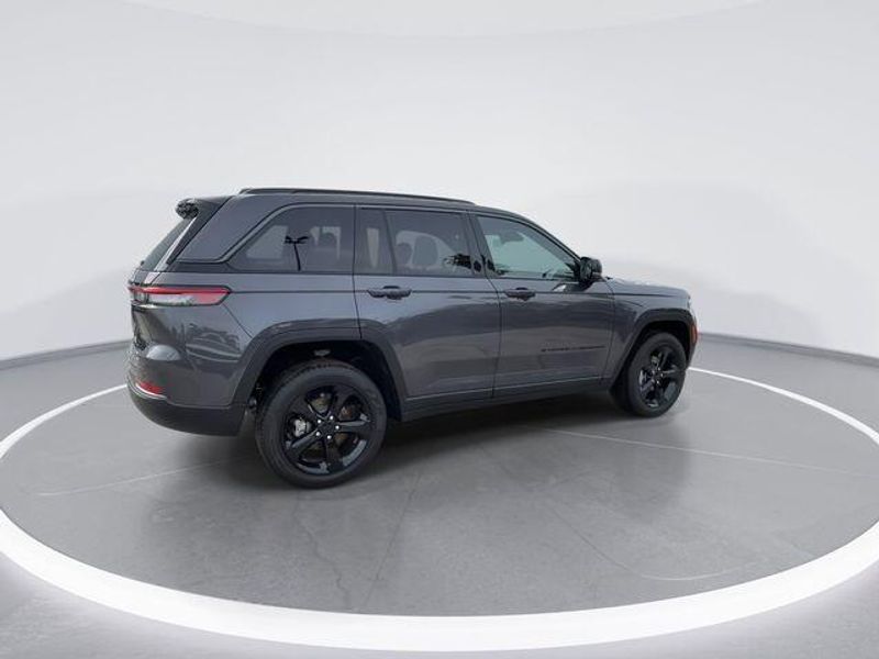 New 2026 Jeep Grand Cherokee Limited 4x2Image 8