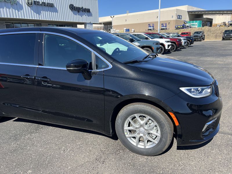 New 2026 Chrysler Pacifica SelectImage 4