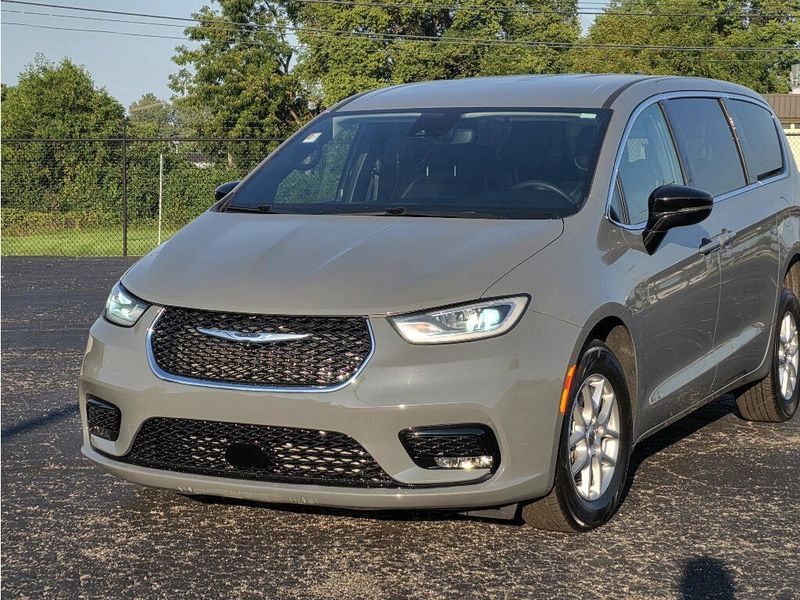 Used 2025 Chrysler Pacifica Select