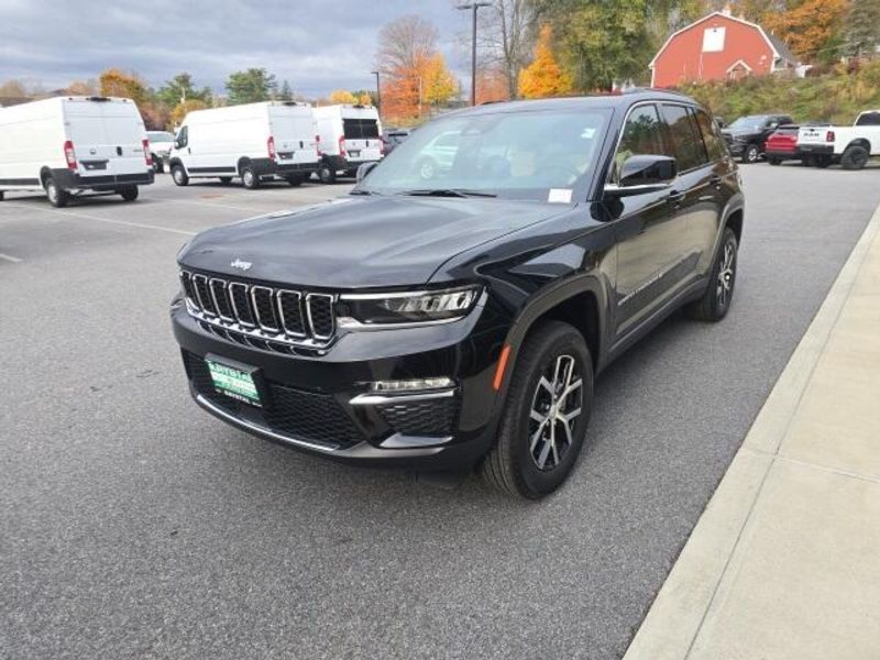2025 Jeep Grand Cherokee Limited photo 2