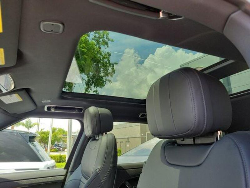 2023 Land Rover Range Rover Sport SE photo 18