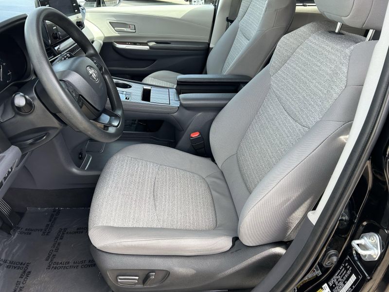 2023 Toyota Sienna LEImage 18