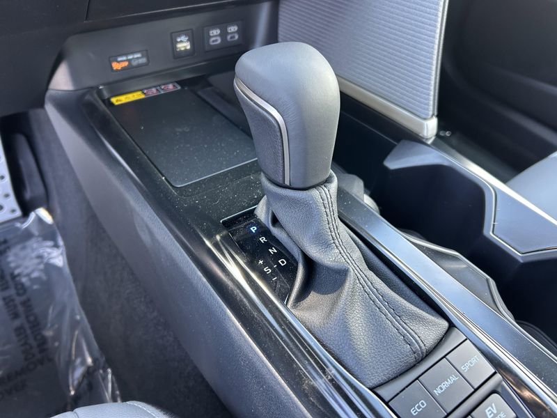 2025 Toyota Camry SEImage 17