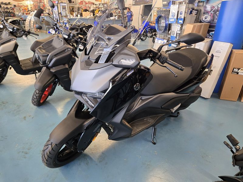 2025 Yamaha XMAX MIDNIGHT BLACK Image 4