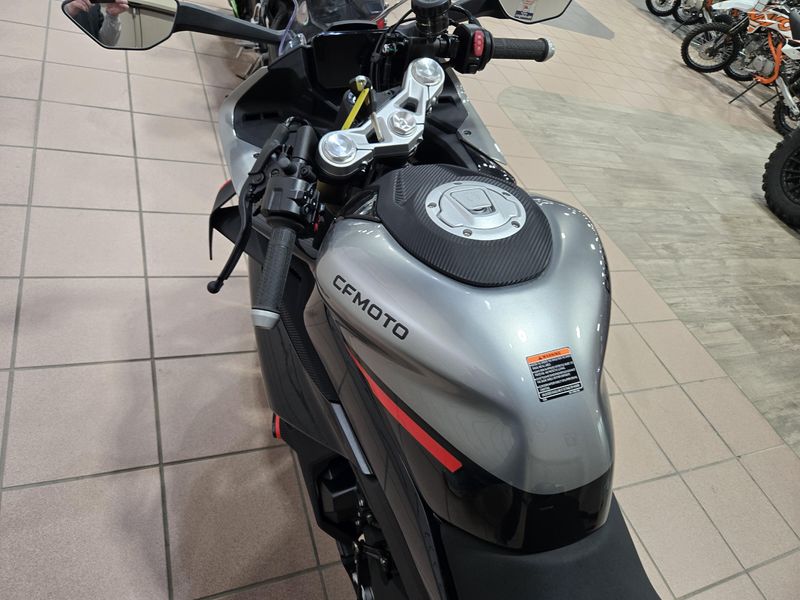 2025 CFMOTO 450SS ZIRCON BLACKImage 11