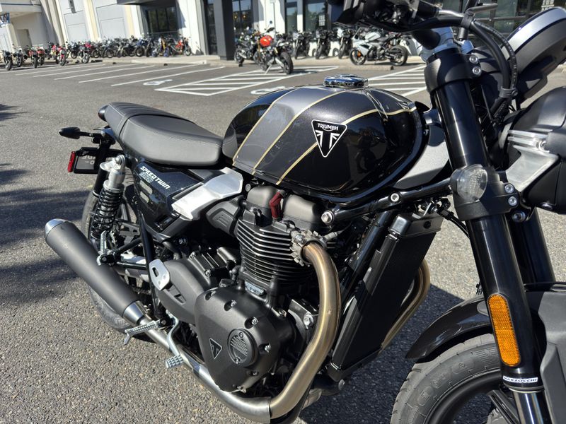 2025 Triumph Speed Twin 900 - PHANTOM BLACK 