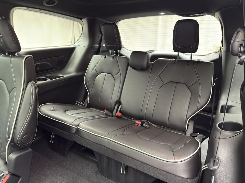 New 2026 Chrysler Pacifica Limited AwdImage 11