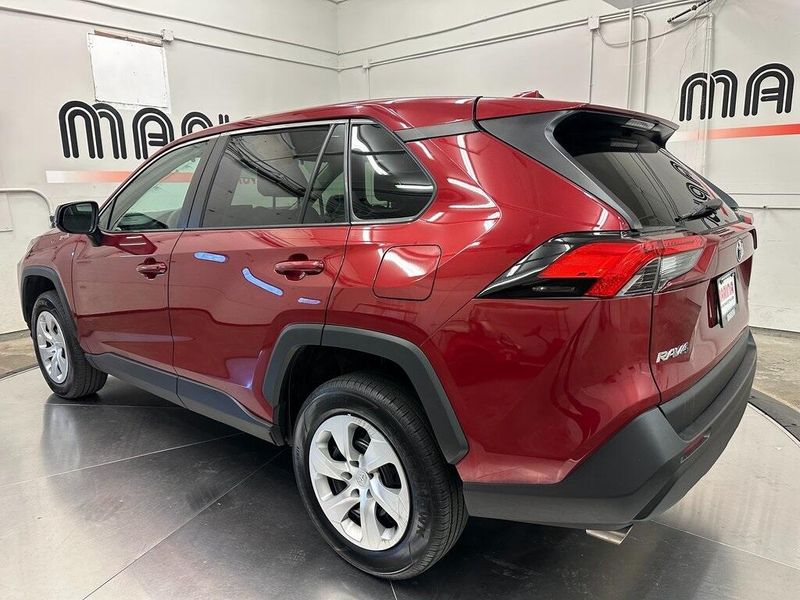 2022 Toyota RAV4 LE photo 5
