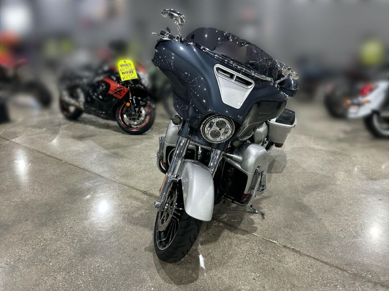 Used 2019 Harley-Davidson CVO STREET GLIDE Image 28