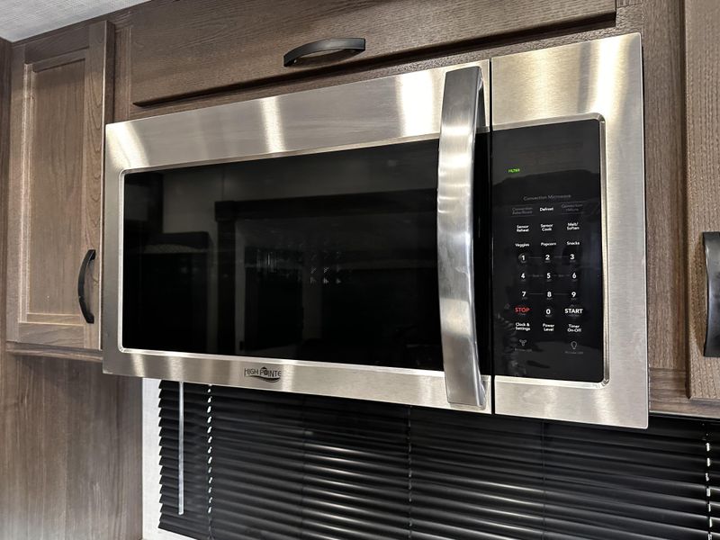 Used 2021 WINNEBAGO VOYAGE 3134RL Image 13