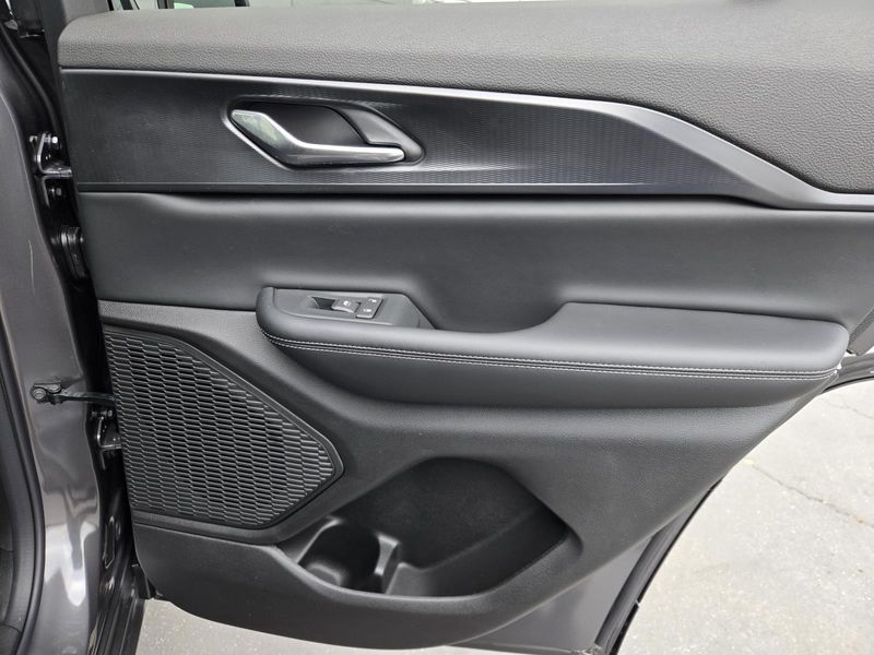 New 2026 Jeep Grand Cherokee Laredo X 4x2
