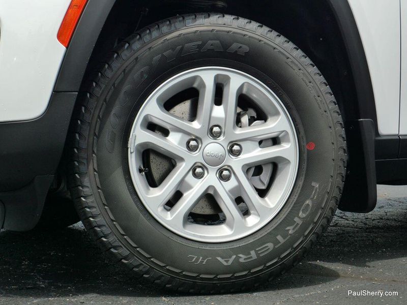 New 2025 Jeep Grand Cherokee Laredo 4x2Image 19