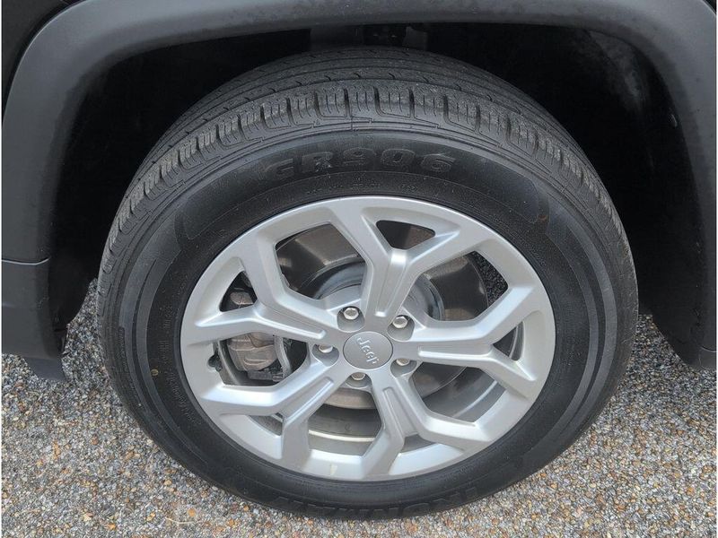 Used 2024 Jeep Compass LatitudeImage 9