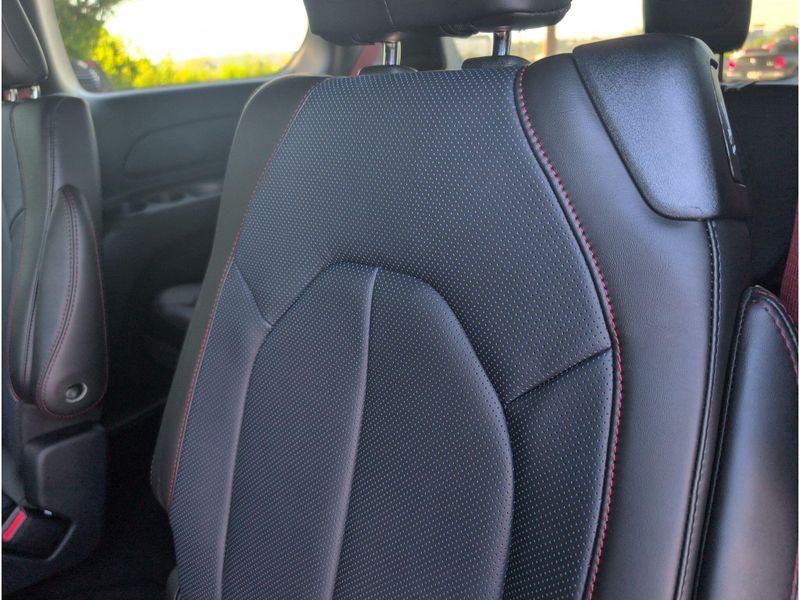 New 2027 Chrysler Pacifica SelectImage 31