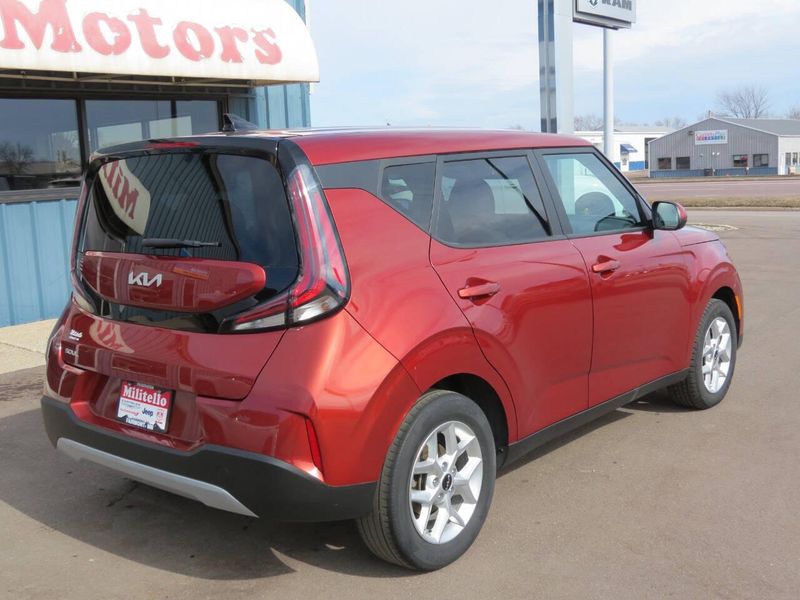 2023 Kia Soul LX 4dr CrossoverImage 4