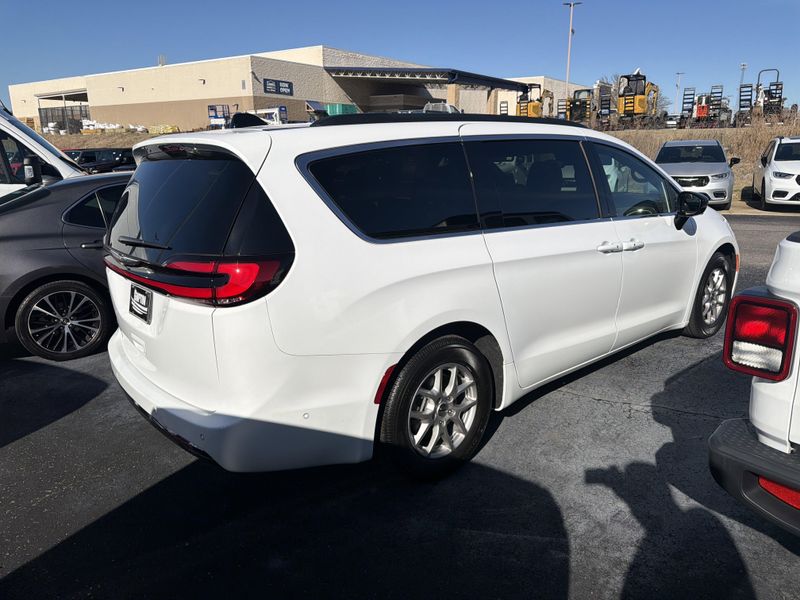 Used 2025 Chrysler Pacifica SelectImage 6