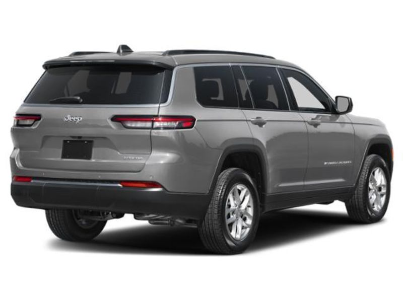New 2027 Jeep Grand Cherokee Laredo AltitudeImage 3