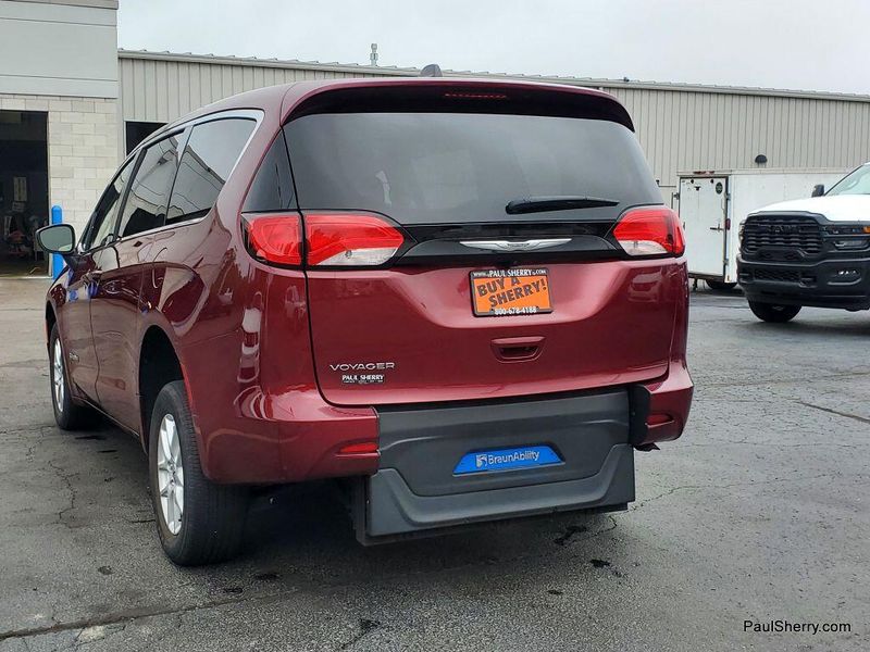 2023 Chrysler Voyager LXImage 11