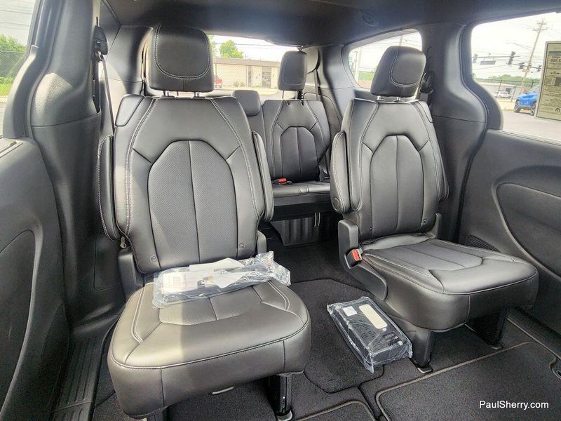 New 2025 Chrysler Voyager LxImage 40