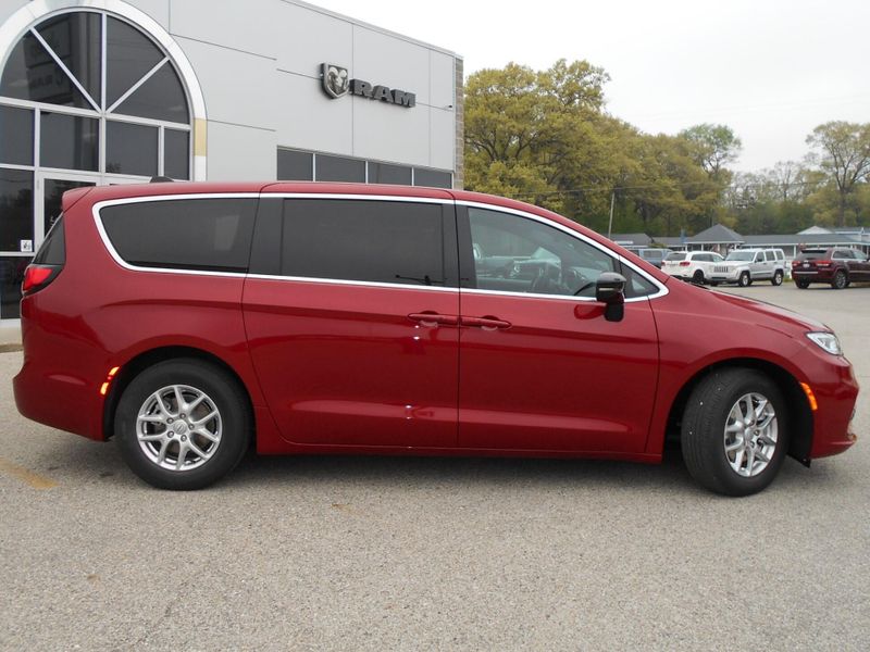 2025 Chrysler Pacifica SelectImage 42