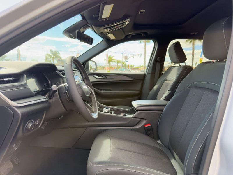 Used 2025 Jeep Grand Cherokee L LaredoImage 10