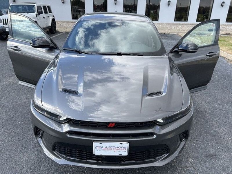 2024 Dodge Hornet R/T Eawd in a Gray Cray exterior color and Blackinterior. Lakeshore CDJR Seaford 302-213-6058 lakeshorecdjr.com 