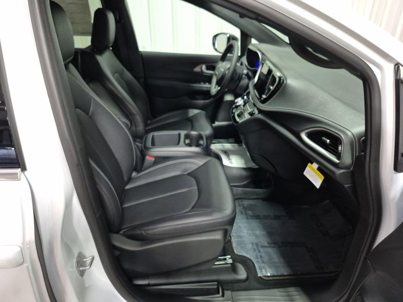 2025 Chrysler Pacifica SelectImage 11