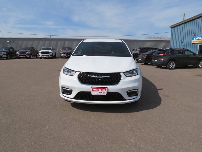 New 2026 Chrysler Pacifica SelectImage 4