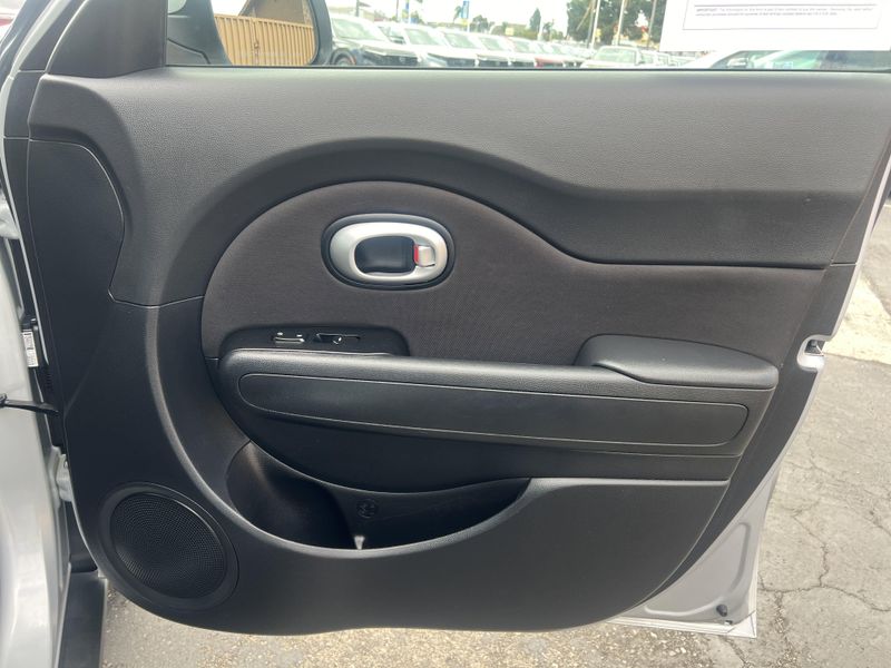 2016 Kia Soul BaseImage 20