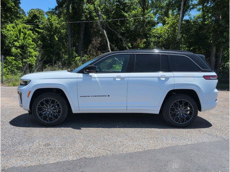 New 2026 Jeep Grand Cherokee Summit 4x4Image 2