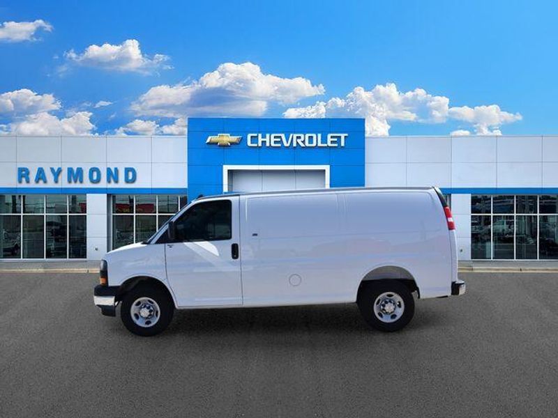 New 2025 Chevrolet Express 3500 Work VanImage 7