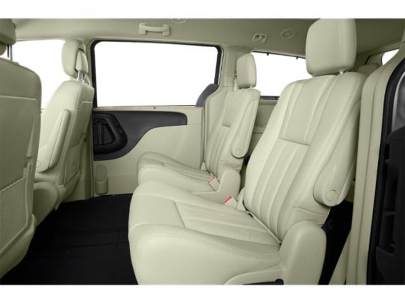 Used 2015 Chrysler Town & Country Image 13