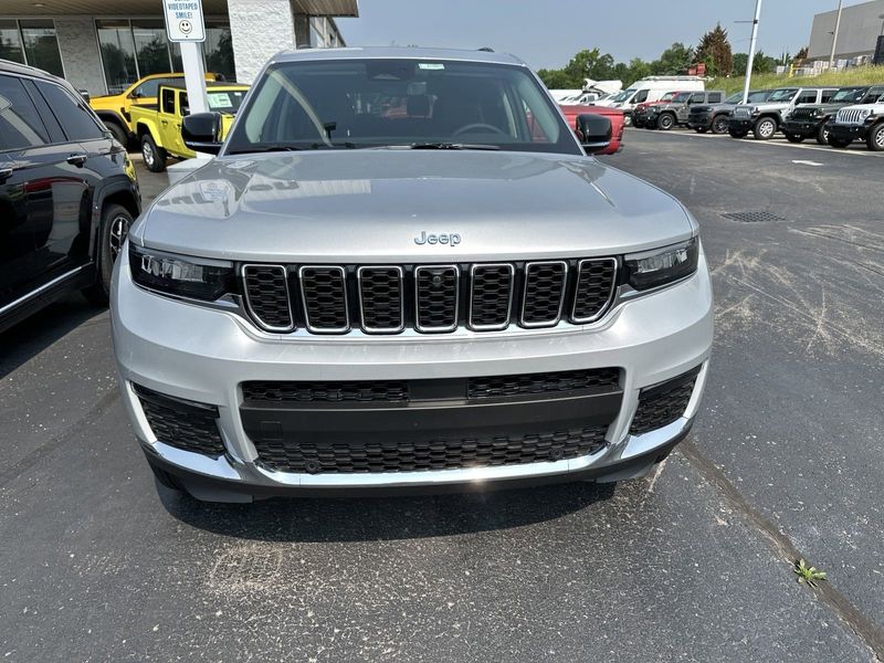 2023 Jeep Grand Cherokee L Limited 4x4Image 2