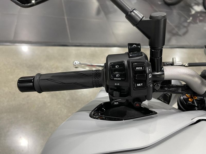 2025 Yamaha MT-10 Image 11