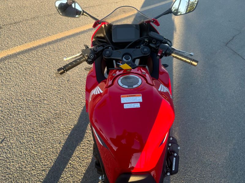 New 2026 Honda CBR650R E-CLUTCH Image 19