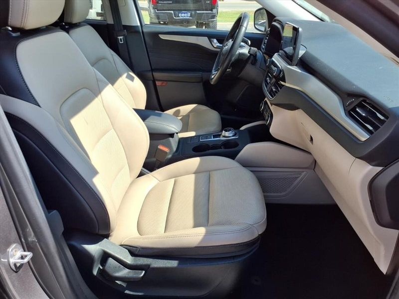 2021 Ford Escape SEL Hybrid photo 3