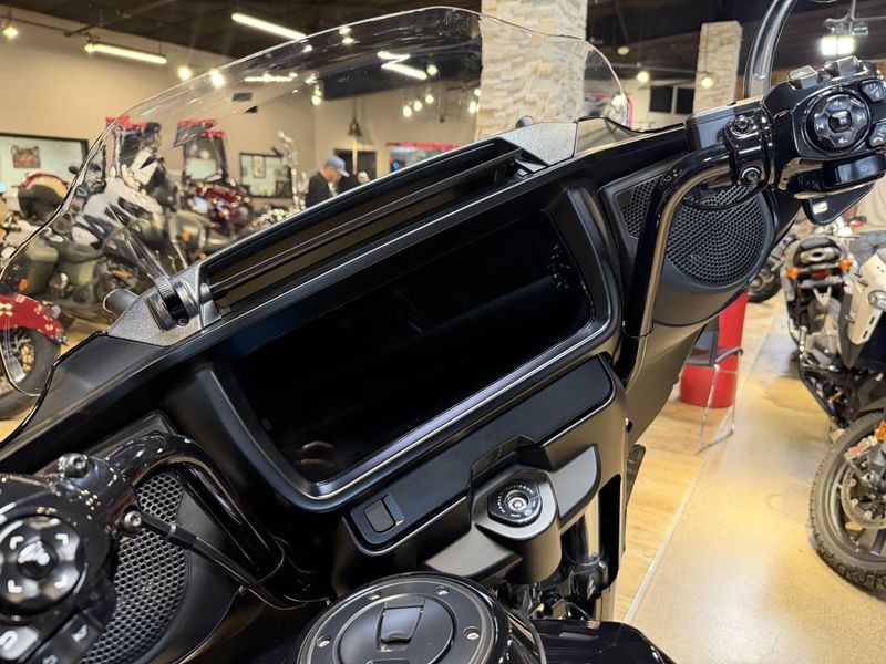 USED 2024 HARLEY STREET GLIDE Image 9