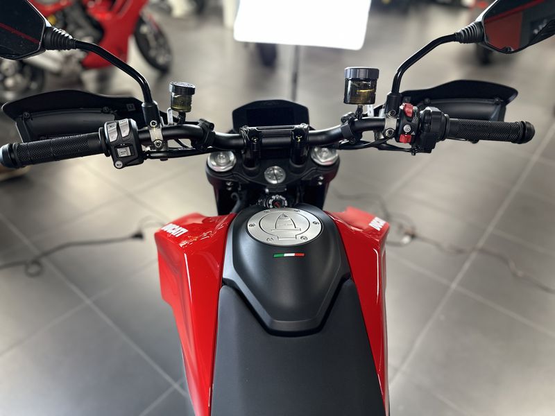 2024 Ducati HYPERMOTARD 950Image 7