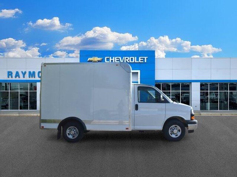 New 2026 Chevrolet Express 3500 Work VanImage 4