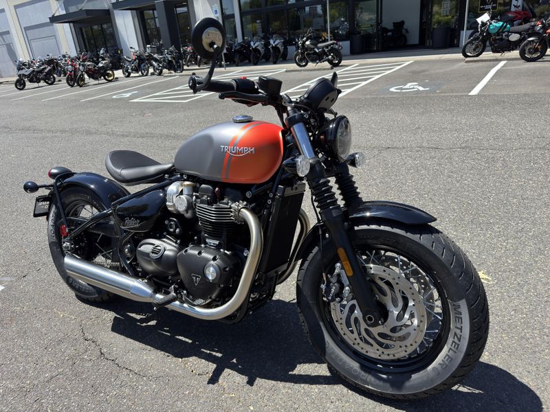 2025 Triumph Bonneville Bobber - MATTE GRAPHITE - MATTE BAJA ORANGE 