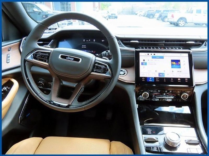 2023 Jeep Grand Cherokee SummitImage 11
