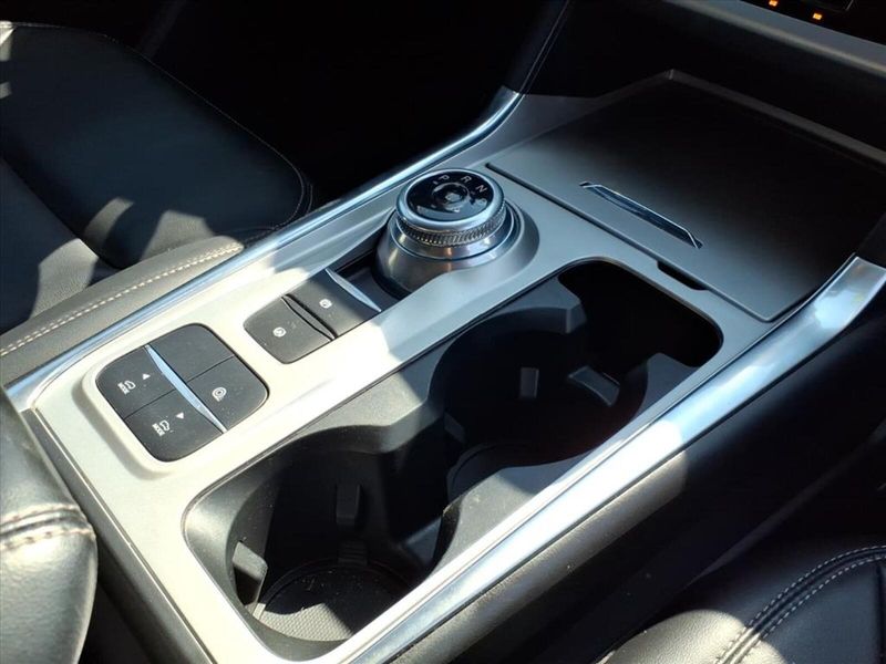2022 Ford Explorer XLT photo 10