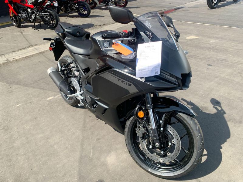 New 2025 Yamaha YZF-R3 ABS Image 5