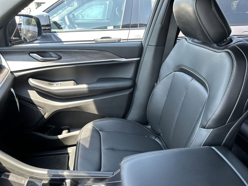 New 2025 Jeep Grand Cherokee L Limited 4x4Image 29