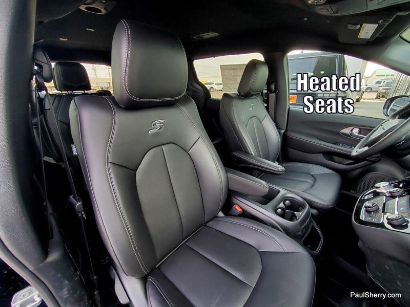 New 2026 Chrysler Pacifica Select